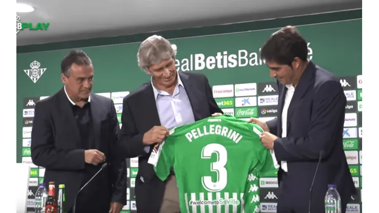 Manuel Pellegrini posando con la camiseta de Betis