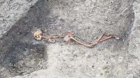 Encuentran en Inglaterra los restos de un hombre con las manos atadas que data de la Edad del Hierro