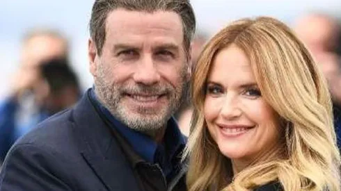 John Travolta y Kelly Preston en medio de un evento público.