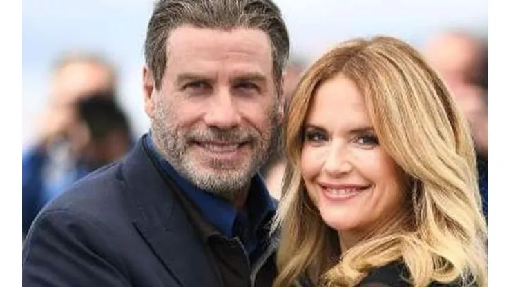 John Travolta y Kelly Preston en medio de un evento público.