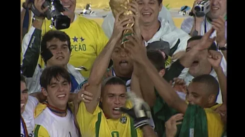 Ronaldo se consagra con la selección brasileña en Corea y Japón en ell 2002, encuentro que podrás ver en televisión este lunes 13 de julio.