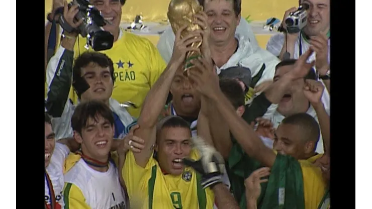 Ronaldo se consagra con la selección brasileña en Corea y Japón en ell 2002, encuentro que podrás ver en televisión este lunes 13 de julio.