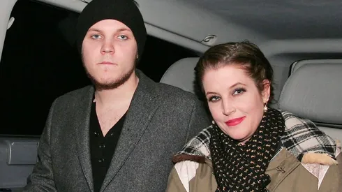 Benjamin Keough junto a su madre Lisa Marie Presley, hija de Elvis Presley.