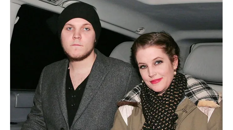 Benjamin Keough junto a su madre Lisa Marie Presley, hija de Elvis Presley.