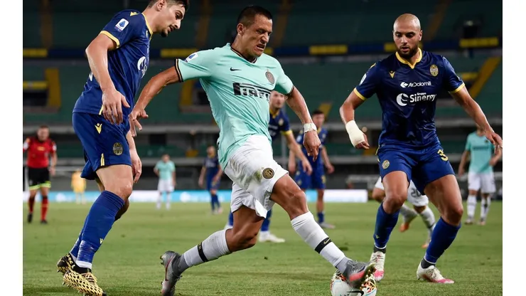 Alexis Sánchez ante el Hellas Verona.