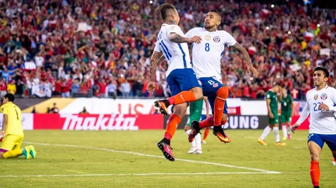 Vidal fue el salvador de Chile en un infartante partido.