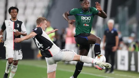 Zapata pisa a De Ligt en la zona más dolorosa para un hombre.