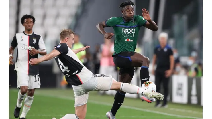 Zapata pisa a De Ligt en la zona más dolorosa para un hombre.
