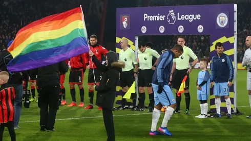 Antes de un partido de Premier League se muestra la bandera LGBT