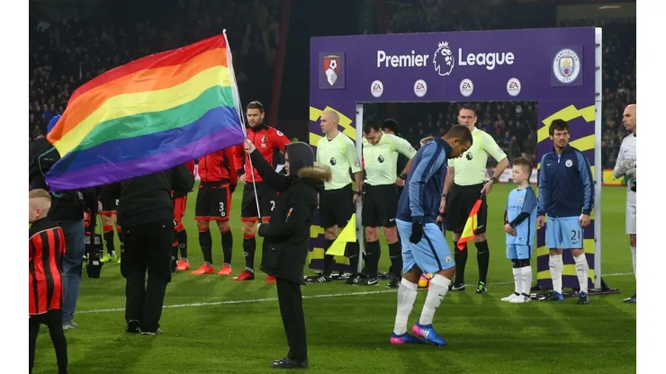 Antes de un partido de Premier League se muestra la bandera LGBT