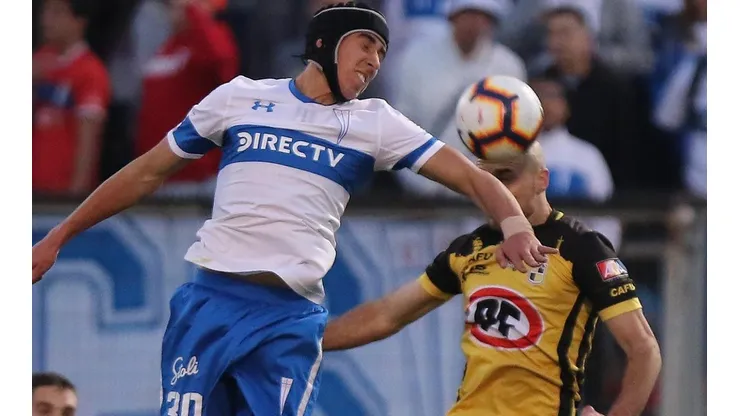 Diego Valencia tuvo que jugar un tiempo con un casco protector en la UC