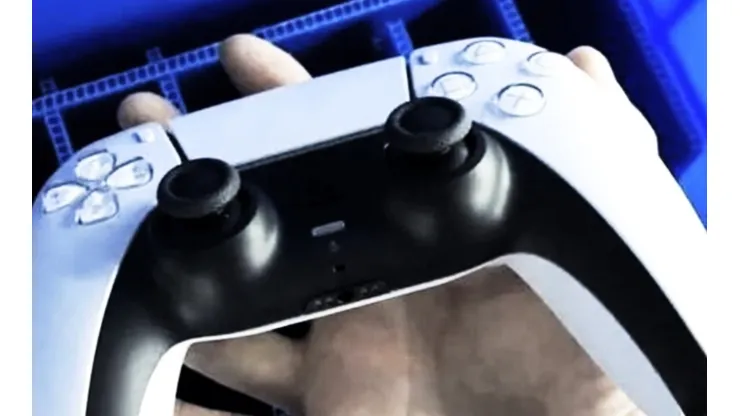 El control sería un poco más grande que el de PlayStation 4.