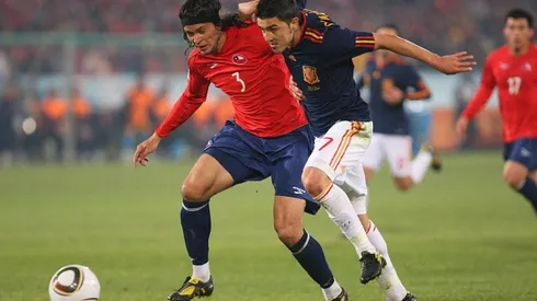 David Villa y Waldo Ponce luchando una pelota en el Mundial