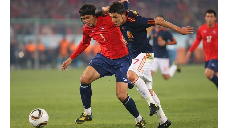 David Villa y Waldo Ponce luchando una pelota en el Mundial