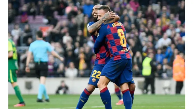 Arthur no viaja con el Barcelona y Vidal se perfila como titular