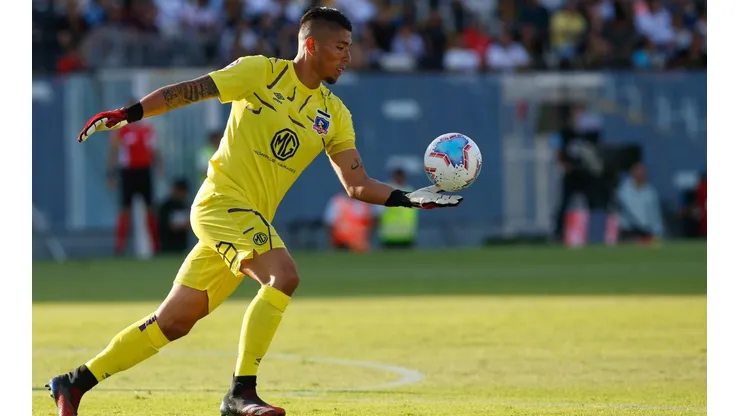 Brayan Cortés en el arco de Colo Colo