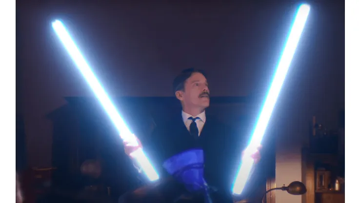 Ethan Hawke en el rol de Nikola Tesla, en la película que ya ha sido premiada en festivales internacionales.