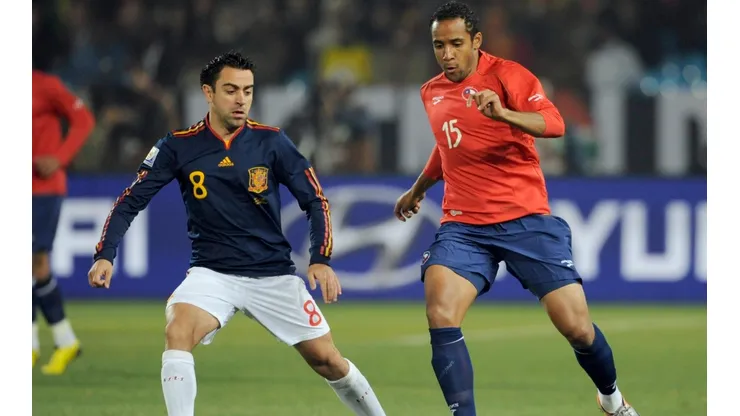 Xavi ante Jean Beausejour en el Mundial Sudáfrica 2010