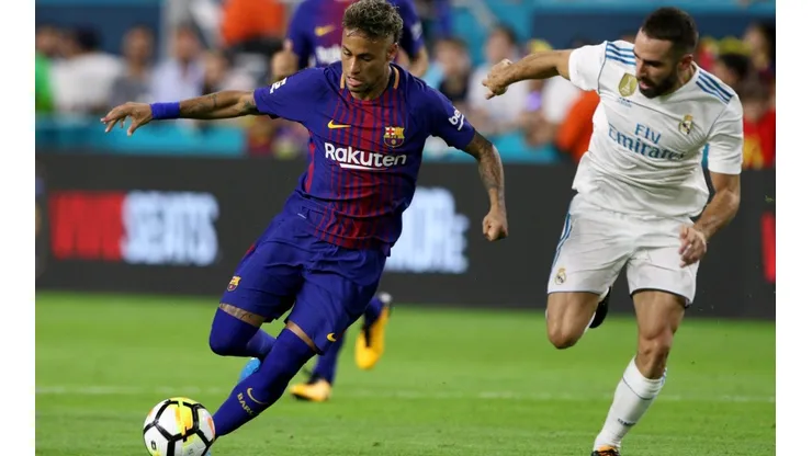 Neymar ante Carvajal en un clásico español