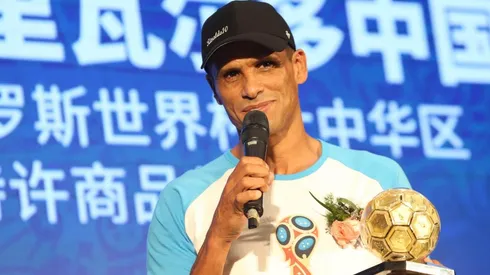 Rivaldo barre con el Barça