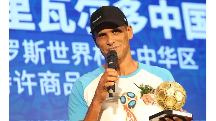 Rivaldo barre con el Barça