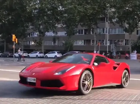 Vidal llegó al derbi catalán en un flamante Ferrari rojo