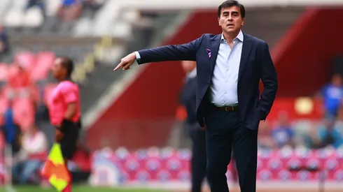 Gustavo Quinteros dirigiendo en México