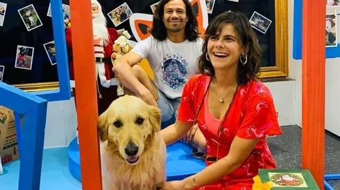 Monserrat Ballarin junto a Francisco "Chapu" Puelles y el perrito de la familia.