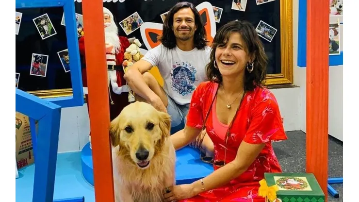 Monserrat Ballarin junto a Francisco "Chapu" Puelles y el perrito de la familia.