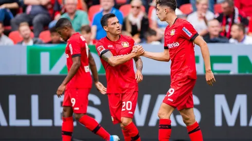 Charles Aránguiz saluda a Havertz luego de un tanto del goleador alemán