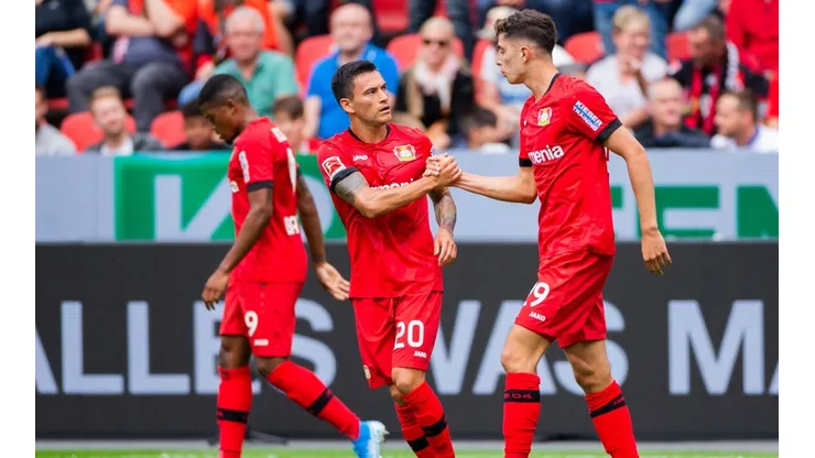 Charles Aránguiz saluda a Havertz luego de un tanto del goleador alemán