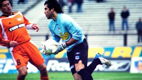 Claudio Bravo cuando recién tomaba la titularidad en Colo Colo. Todo estuvo a punto de cambiar.
