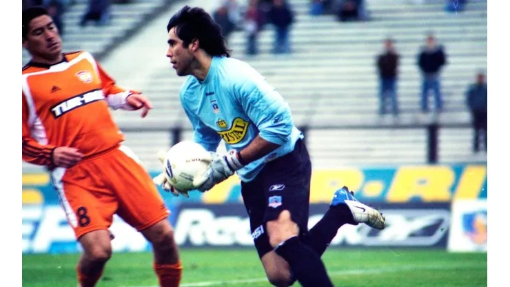 Claudio Bravo cuando recién tomaba la titularidad en Colo Colo. Todo estuvo a punto de cambiar.