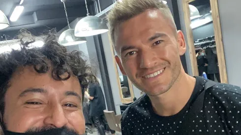 Charles Aránguiz posa junto al estilista Cisco después del trabajito que se hizo en el cabello
