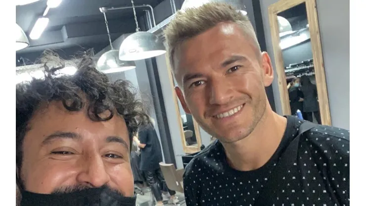 Charles Aránguiz posa junto al estilista Cisco después del trabajito que se hizo en el cabello