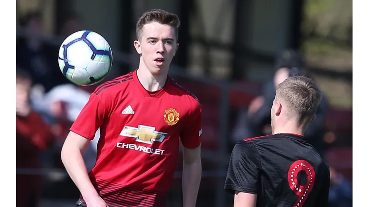 Harvey, sobrino de Gary Neville e hijo de Phil Neville, firmó contrato con Manchester United a sus 18 años.