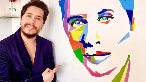 Karol Lucero junto al retrato que le hizo el artista Ale Moreno.