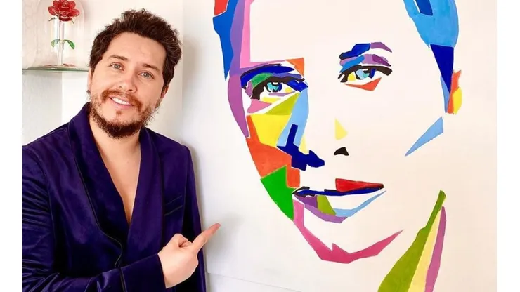Karol Lucero junto al retrato que le hizo el artista Ale Moreno.