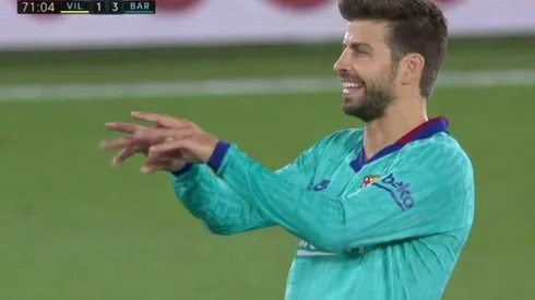 Piqué realizó gestos contra el VAR, pero luego los negó