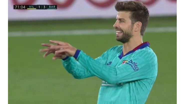 Piqué realizó gestos contra el VAR, pero luego los negó