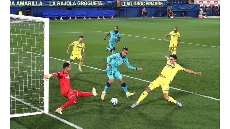 Arturo Vidal es titular en el Barça