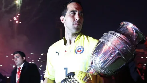 Bravo y el trofeo de la Copa América 2015.