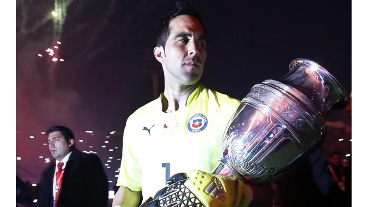 Bravo y el trofeo de la Copa América 2015.