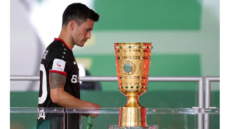 Charles Aránguiz no pudo quedarse con la Pokal alemana.