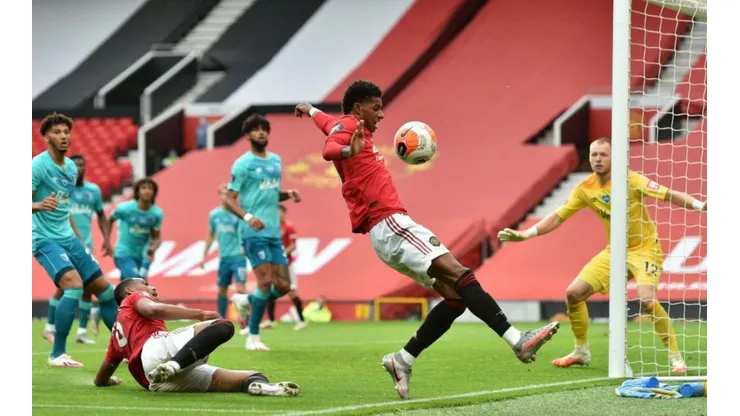 Manchester United ganó con claridad en casa por la Premier