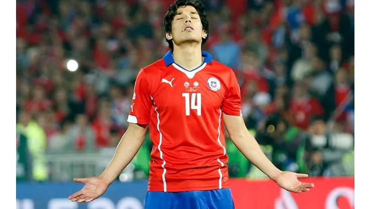Matías Fernández orando antes de su penal perfecto ante Argentina