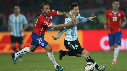 Marcelo Díaz jugando la final de la Copa América y marcando a Lionel Messi
