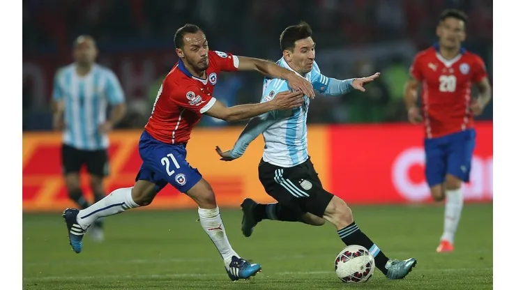 Marcelo Díaz jugando la final de la Copa América y marcando a Lionel Messi