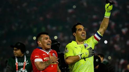 Gary Medel y Claudio Bravo celebrando el título de Chile
