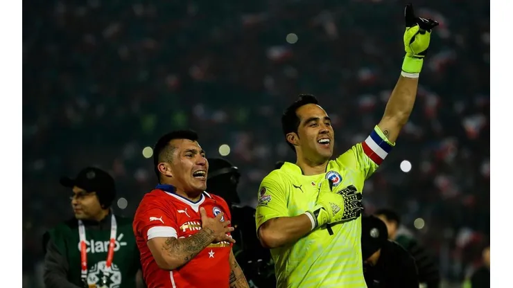 Gary Medel y Claudio Bravo celebrando el título de Chile